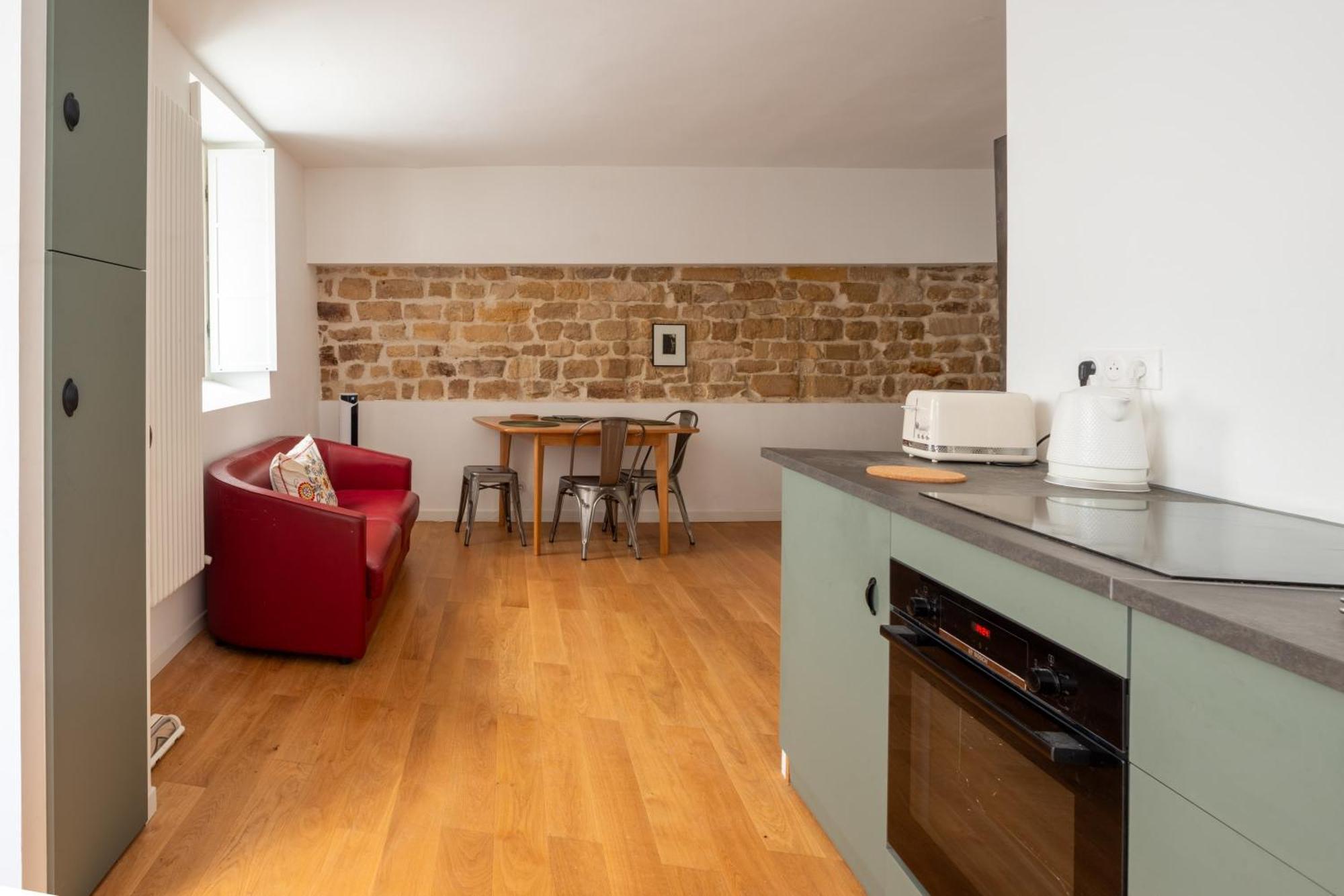 Stylish Canal Saint-martin Apartment