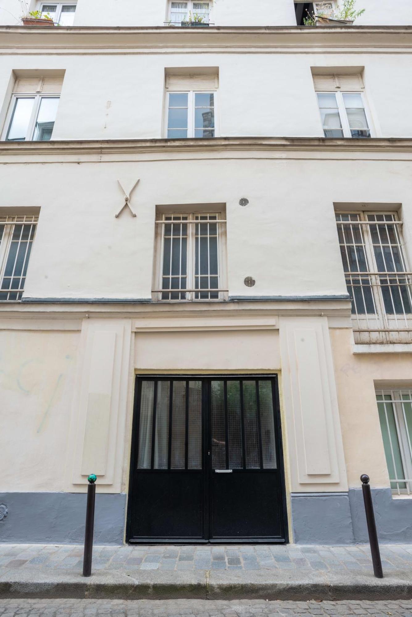 Stylish Canal Saint-martin Apartment Paris